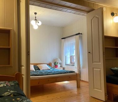 Szteklin Apartment | Apartament w XIX-wiecznym Spichlerzu nad Jeziorem z dostępem do parku i widokiem na Dworek Modrzewiowy z 1823 roku