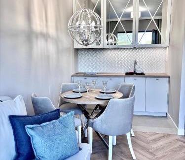 Olsztyn Apartment | Apartament WHITE GLOVE Prestige Nad Zatoką jezioro Ukiel