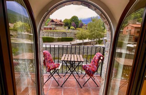 Camprodon Apartment | Apartamento colgante al río con vistas al puente