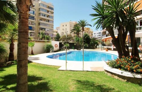 Fuengirola City Centre Apartment | Apartamento con piscina a 150 metros playa Netflix P Video Aire Acondicionado calefacción toallas y sillas playa sombrilla 2 terrazas una sobre piscina centro ciudad 1 Smart TV por habitación