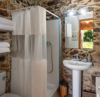 Susqueda Apartment | Apartamento duplex rural con chimenea y vistas panorámicas desde la cama