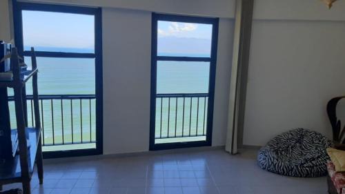 Ipiranga Apartment | Apartamento na avenida da praia Martim de Sá com vista infinita pro mar em todos os cômodos.No 3o. quiosque próximo a prainha.Sinta-se na praia ouvindo o barulho das ondas e música dos quiosques.Com piscina adulto e infantil.