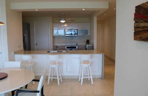 Panama City Apartment | Apartamento Vista Sobre el Mar, el Canal y la Selva
