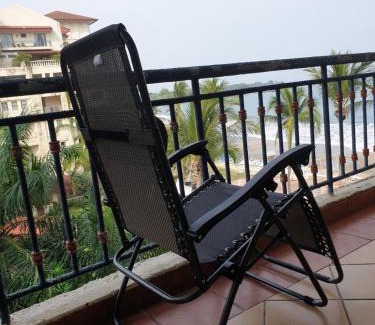Bandulu Apartment | Apartemen Marbella anyer tower sadewa lt 5 view kolam renang & laut