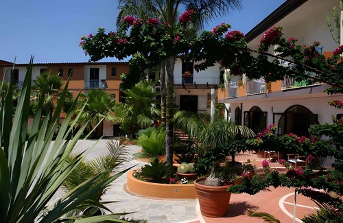 Ricadi Condo | Apartement in a hotel facility
