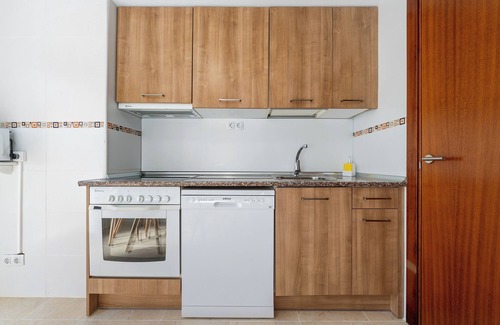 Sant Carles de la Rapita Apartment | Apartment 'Els Pilanets' with Wi-Fi and Air Conditioning