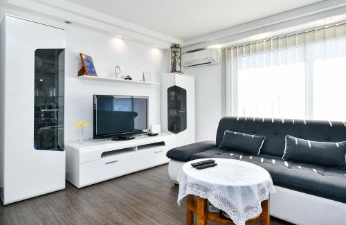 Praputnjak Apartment | Apartman Lavanda sa bazenom i okućnicom 4*