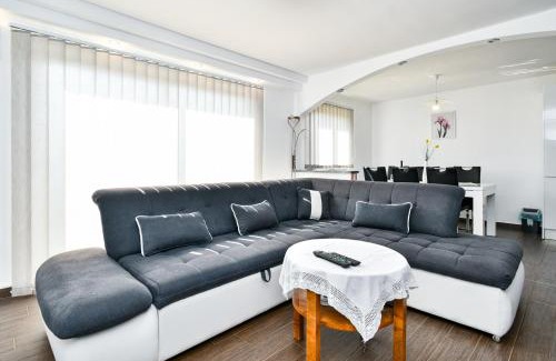 Praputnjak Apartment | Apartman Lavanda sa bazenom i okućnicom 4*