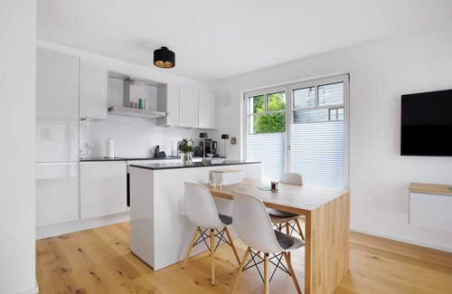 Breitbrunn a. Chiemsee Apartment | Apartment 'Design Ferienwohnung Am Chiemsee' with Private Terrace, Private Garden and Wi-Fi