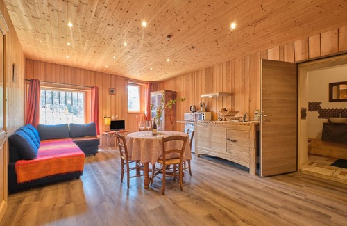 Saint-Antoine-l'Abbaye Apartment | Apartment 'De La Maroquinerie' with Wi-Fi