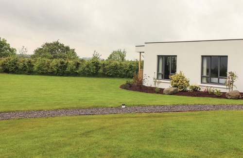 Beaufort Apartment | APARTMENT 1, pet friendly, with a garden in Beaufort, County Kerry