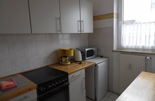 Altenholz-Klausdorf Apartment | Apartment 1, shower, toilet, living room/bedroom - Apartment Wall