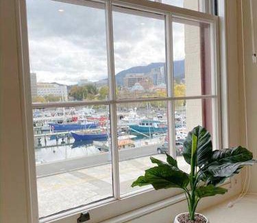 Sullivan's Cove Apartment | Apartment ∙ 2 bedrooms ∙ 4 guests
