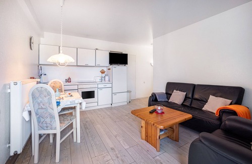 Hillgroven Apartment | Apartment '3-raum Fw 1' with Shared Garden, Balcony and Wi-Fi