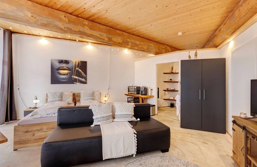 Rosenfeld Apartment | Apartment '-7-die Sieben, Studio 35qm' with Private Terrace, Shared Garden and Wi-Fi