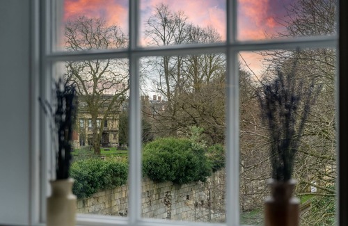 Bootham Apartment | Apartment 8 - Bootham House - sleeps 2 guests in 1 bedroom