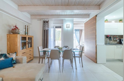 Cibali Apartment | Apartment 'A Casa Di Anto' with Balcony, Wi-Fi and Air Conditioning