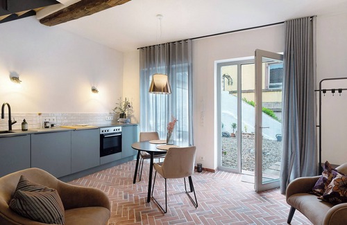 Gleisweiler Apartment | Apartment "Altes Pfarrhaus - das Kelterhaus" with Shared Terrace & Wi-Fi