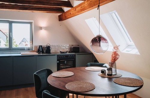 Gleisweiler Apartment | Apartment "Altes Pfarrhaus - Galerie" with Shared Terrace & Wi-Fi