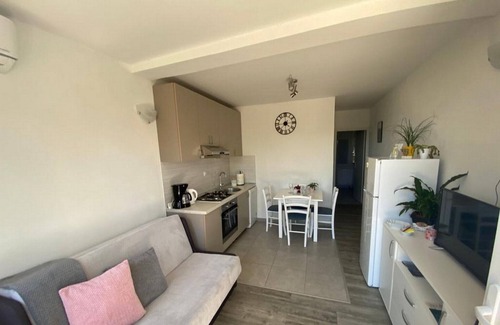 Bristane Apartment | Apartment Ante - One Bedroom Apartment with Terrace and Garden View