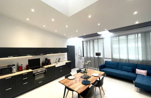Montreuil-sur-Mer Apartment | Apartment-Apartment-Ensuite-Courtyard view-Appartement N°03