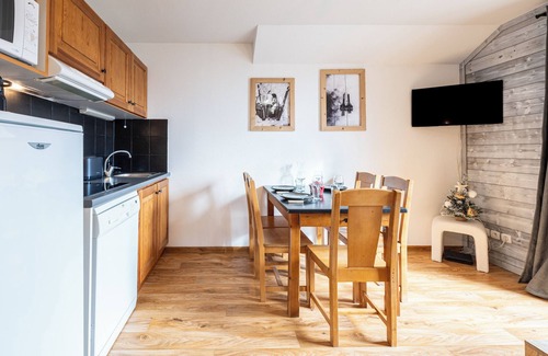 Albiez-le-Vieux Apartment | Apartment "Appartement Atlas" with Mountain View, Balcony and Wi-Fi