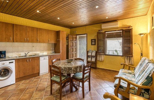 Torroella de Fluvia Apartment | Apartment 'Cal Ferrer 3 -paller' with Shared Pool, Wi-Fi and Air Conditioning