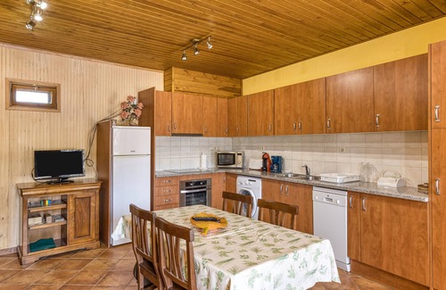 Torroella de Fluvia Apartment | Apartment 'Cal Ferrer 2 - Quadres' with Shared Pool, Wi-Fi and Air Conditioning