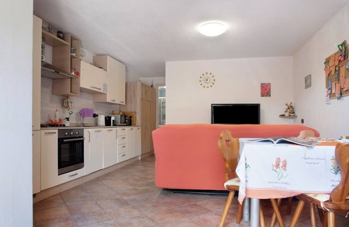 Lavena Ponte Tresa Apartment | Apartment 'Casa Del Sole' with Mountain View, Shared Pool and tennis court