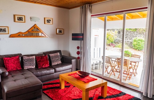 Calheta de Nesquim Apartment | Apartment 'Casa Da Vigia T2' with Sea View, Private Garden and Wi-Fi