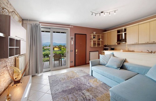 Crociale Apartment | Apartment 'Casa Delle Rondini' with Mountain View, Shared Pool and Wi-Fi