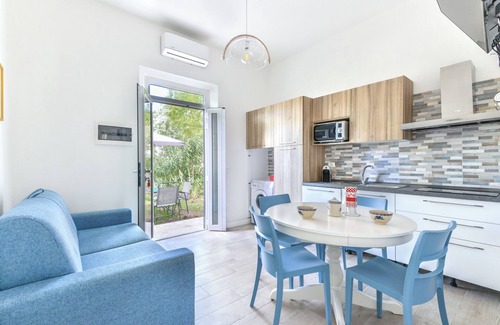 Marmi Apartment | Apartment 'Casa Annameri' with Private Garden, Wi-Fi and Air Conditioning