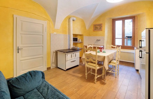 Bormio Apartment | Apartment 'Casa Bianca' with Mountain View