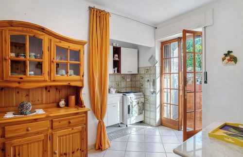 Laigueglia Apartment | Apartment 'Casa Di Lo' with Private Terrace and Wi-Fi