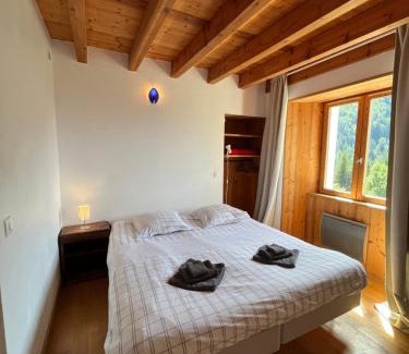Oz-en-Oisans Apartment | Apartment Cascade 3 minutes from Alpe d Huez Grand Domaine via Oz en Oisans