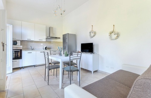 Marmi Apartment | Apartment 'Cesarina Bilo' with Private Garden, Wi-Fi and Air Conditioning