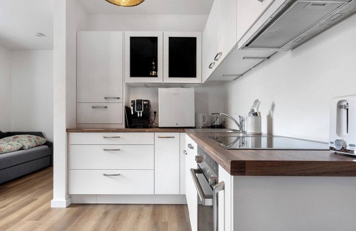 Eidelstedt Apartment | Apartment 'Eidelstedt Zentrale Lage' with Balcony and Wi-Fi