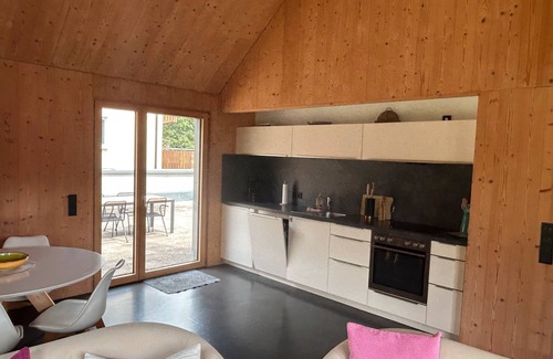 Huettlingen Apartment | Apartment 'Esse' with Shared Garden, Balcony and Wi-Fi