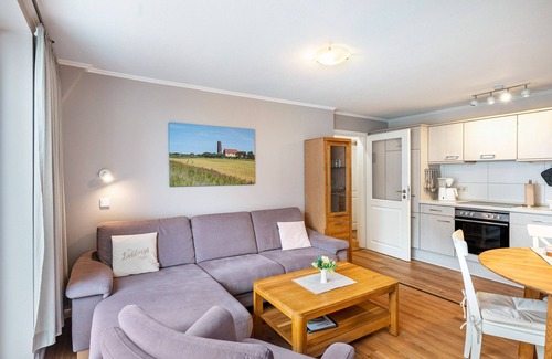 Pellworm Apartment | Apartment 'Ferienhof Paulsen - Kiebitz' with Balcony and Wi-Fi