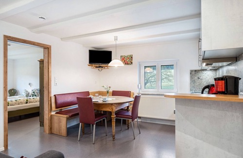 Sankt Georgen im Schwarzwald Apartment | Apartment 'Ferienwohnung Weideblick' with Mountain View, Shared Terrace and Wi-Fi