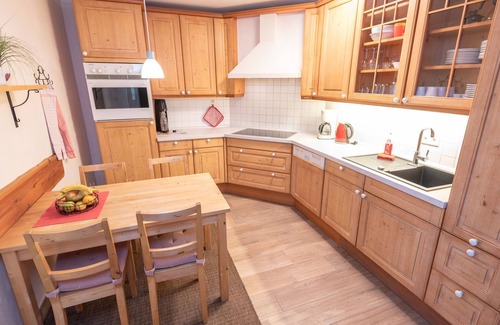 Helden Apartment | Apartment 'Ferienwohnung Haferkiste' with Mountain View, Shared Terrace and Wi-Fi