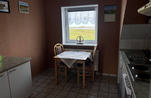 Hallig Langeneß Apartment | Apartment 'Ferienwohnung Godewind' with Shared Terrace, Shared Garden and Wi-Fi