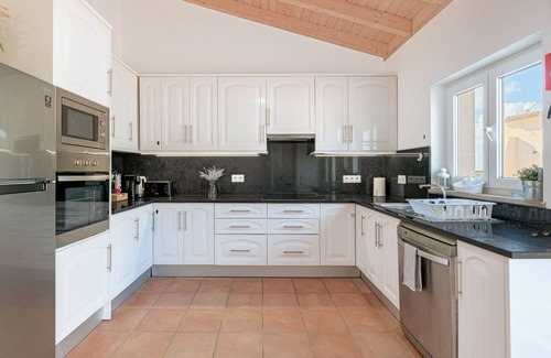 Cavaleiro House | Apartment 'Flor Do Rosto I' with Lake View, Shared Pool and Wi-Fi