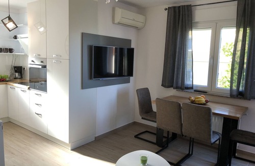 Opric Apartment | Apartment for 2 - 3 persons, swimming pool, internet, satellite TV, air conditioning