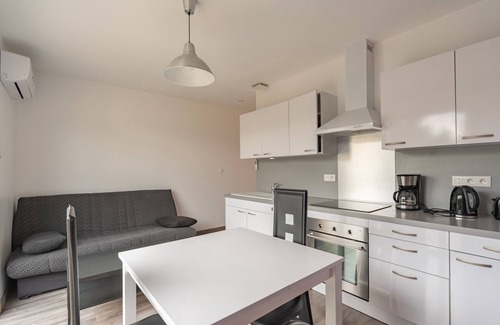 Saint-Simon-de-Bordes Apartment | Apartment 'Le Clos Du Champ De L'Amour - Pons' with Private Pool and Air Conditioning