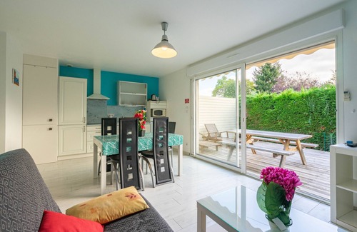 Saint-Simon-de-Bordes Apartment | Apartment 'Le Clos Du Champ De L'Amour - Ile Madame' with Pool, Wi-Fi and Air Conditioning