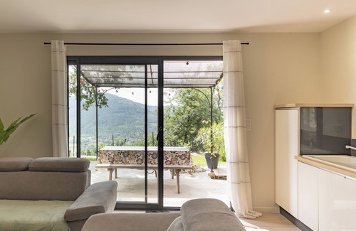 Vesseaux Apartment | Apartment "Gîte les Monteils" with Mountain View, Private Terrace & A/C