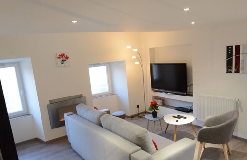 Samoyas Apartment | Apartment 'Gîte De Laphine' with Mountain View, Private Terrace and Wi-Fi
