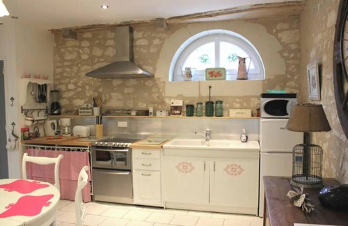 Les Ormes Cottage | Apartment 'Gîte Pierre De Ronsard' with Shared Pool, Private Terrace and Wi-Fi