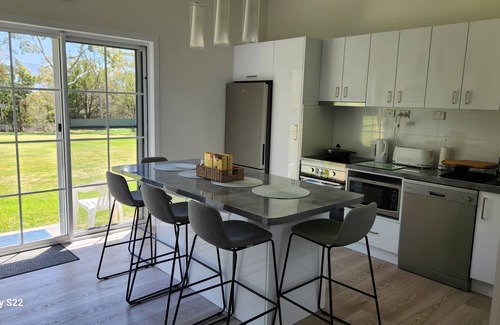 Geilston Bay Apartment | Apartment Hobart Two Bedroom Self Contained in Geilston Bay. Pet friendly.